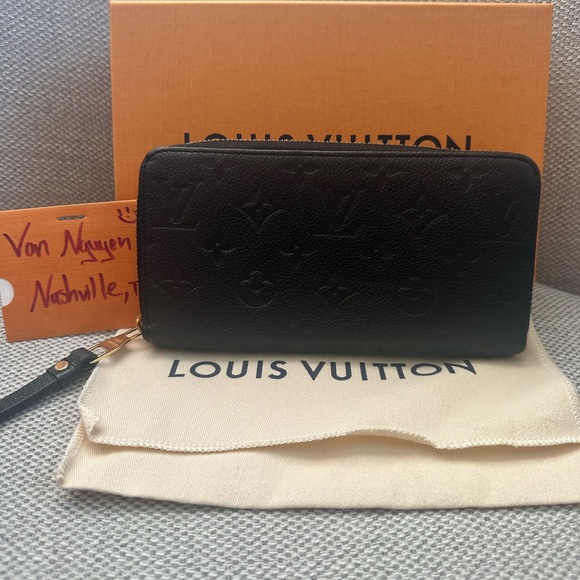 Louis Vuitton Zippy Wallet - Picture 1 of 14